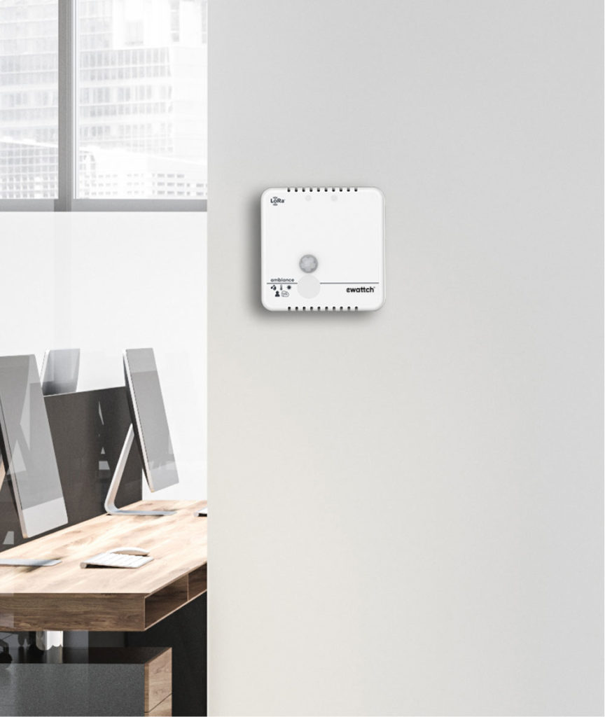 Image d'un capteur ambiance fixé au mur d'un bureau