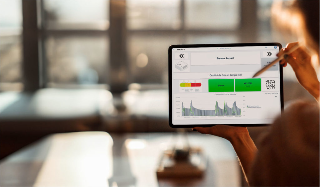 Ipad montrant EwattchCloud, plateforme de supervision GTB développée par Ewattch