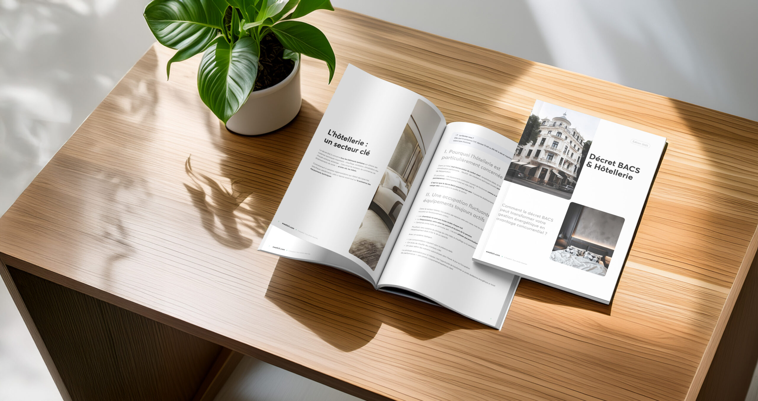 Livre blanc Ewattch sur le décret BACS et l’hôtellerie, posé sur une table en bois, expliquant la gestion énergétique et la conformité des hôtels.