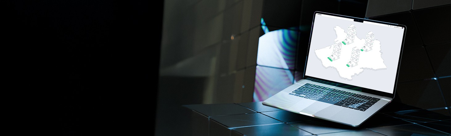 Ordinateur portable ouvert affichant la plateforme EwattchCloud avec cartes et graphiques de supervision énergétique et de performance des bâtiments.