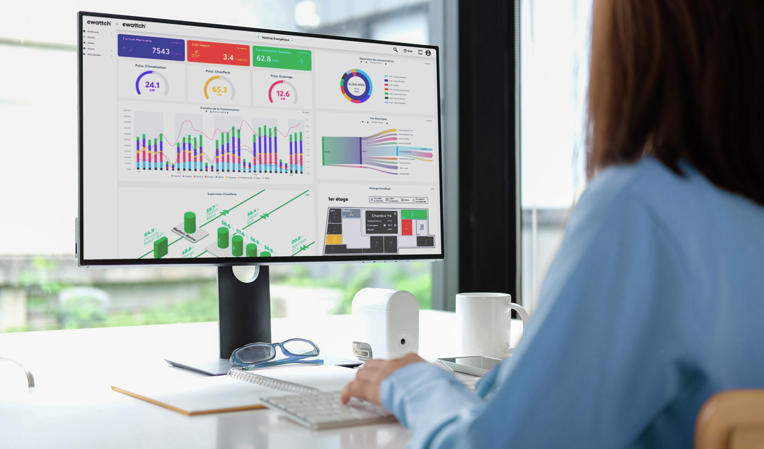 Personne devant Ewattch Cloud, plateforme de supervision de GTB by Ewattch