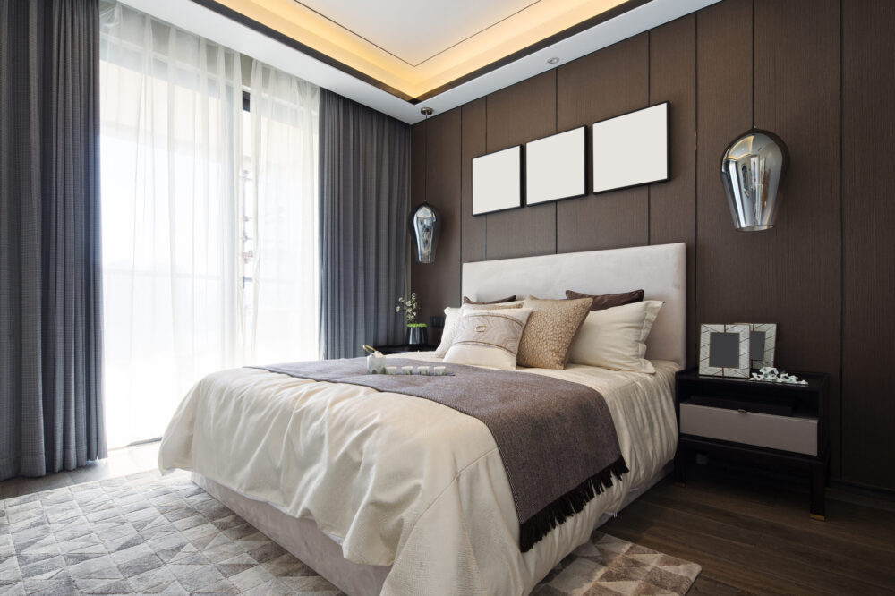 Suite d’hôtel haut de gamme avec grand lit, décoration moderne et lumière naturelle.
