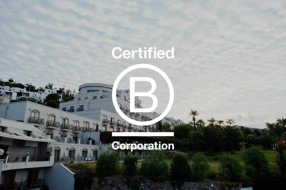 Hôtel affichant la certification B Corp, symbole d’un engagement environnemental et sociétal dans le secteur hôtelier.