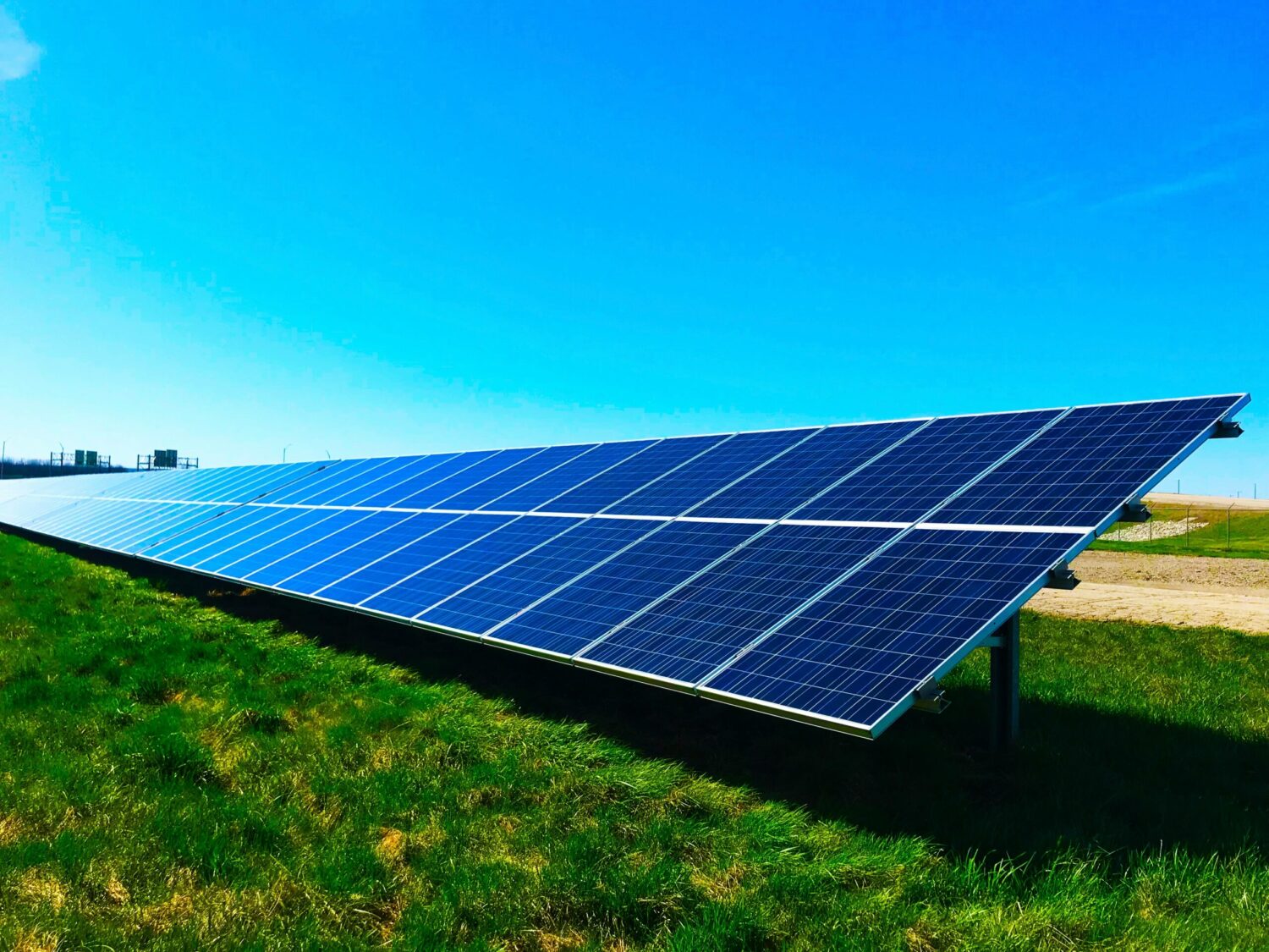 Champ de panneaux photovoltaïques installé en extérieur pour produire de l’électricité solaire.