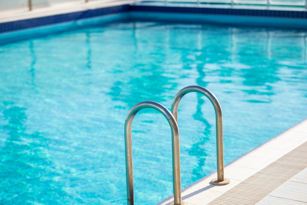 Piscine d'un hôtel où la surveillance ECS est essentielle