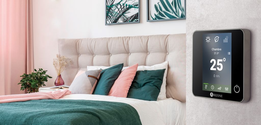 Thermostat connecté installé dans une chambre d’hôtel pour piloter la température et le confort des occupants.
