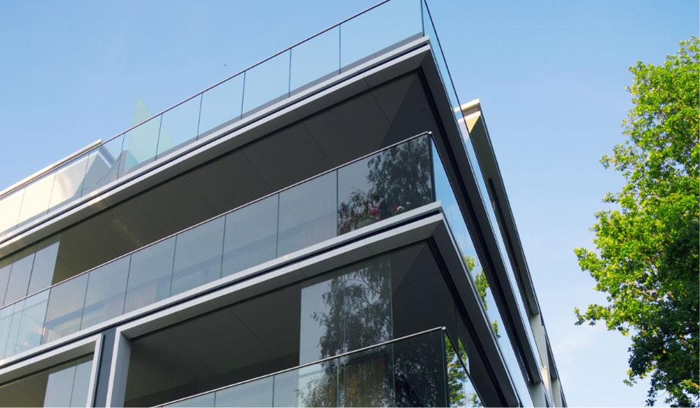 Bâtiment tertiaire moderne illustrant les environnements connectés et pilotés par la donnée, où les équipements techniques, les consommations énergétiques et le confort des occupants peuvent être supervisés au sein d’une même plateforme.